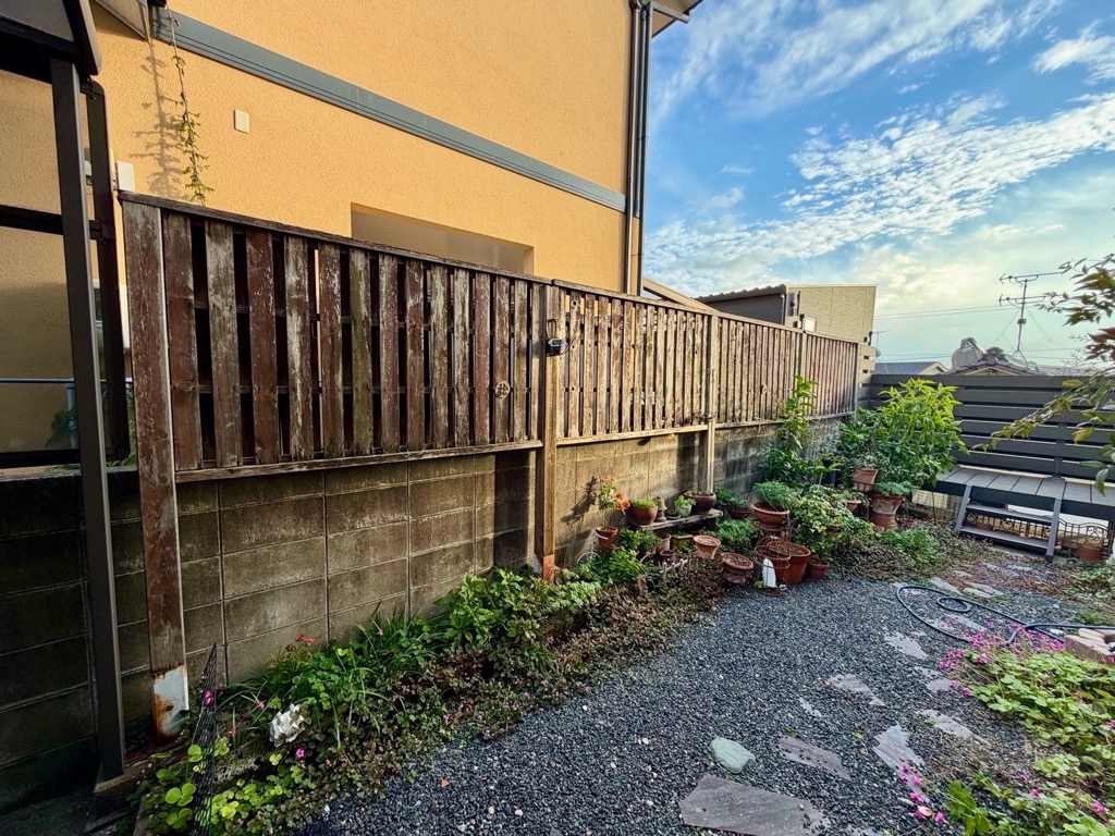 落ち着いたカームブラックでお庭を一新。耐久性のある目隠しフェンスへリフォーム