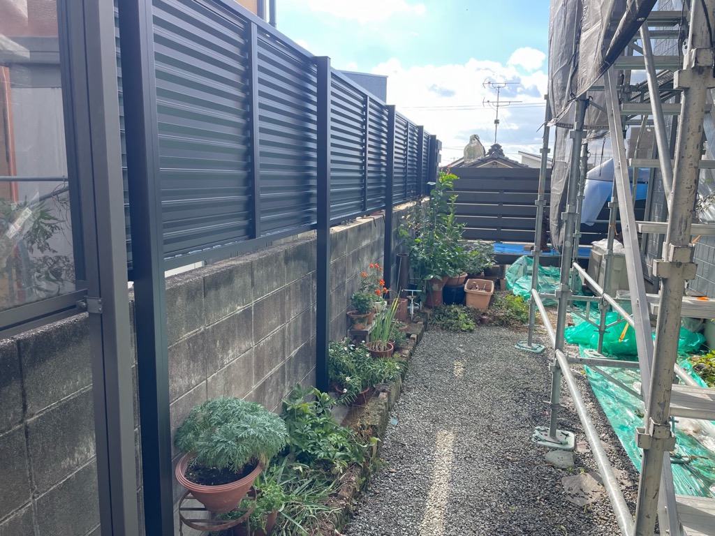 落ち着いたカームブラックでお庭を一新。耐久性のある目隠しフェンスへリフォーム