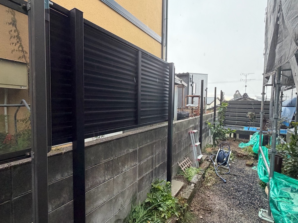 落ち着いたカームブラックでお庭を一新。耐久性のある目隠しフェンスへリフォーム