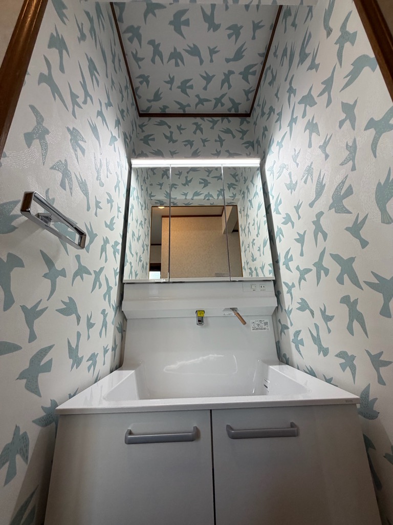 3階洗面スペースを快適＆デザイン性アップ｜洗面化粧台・湯ポッド設置＋クロス貼替