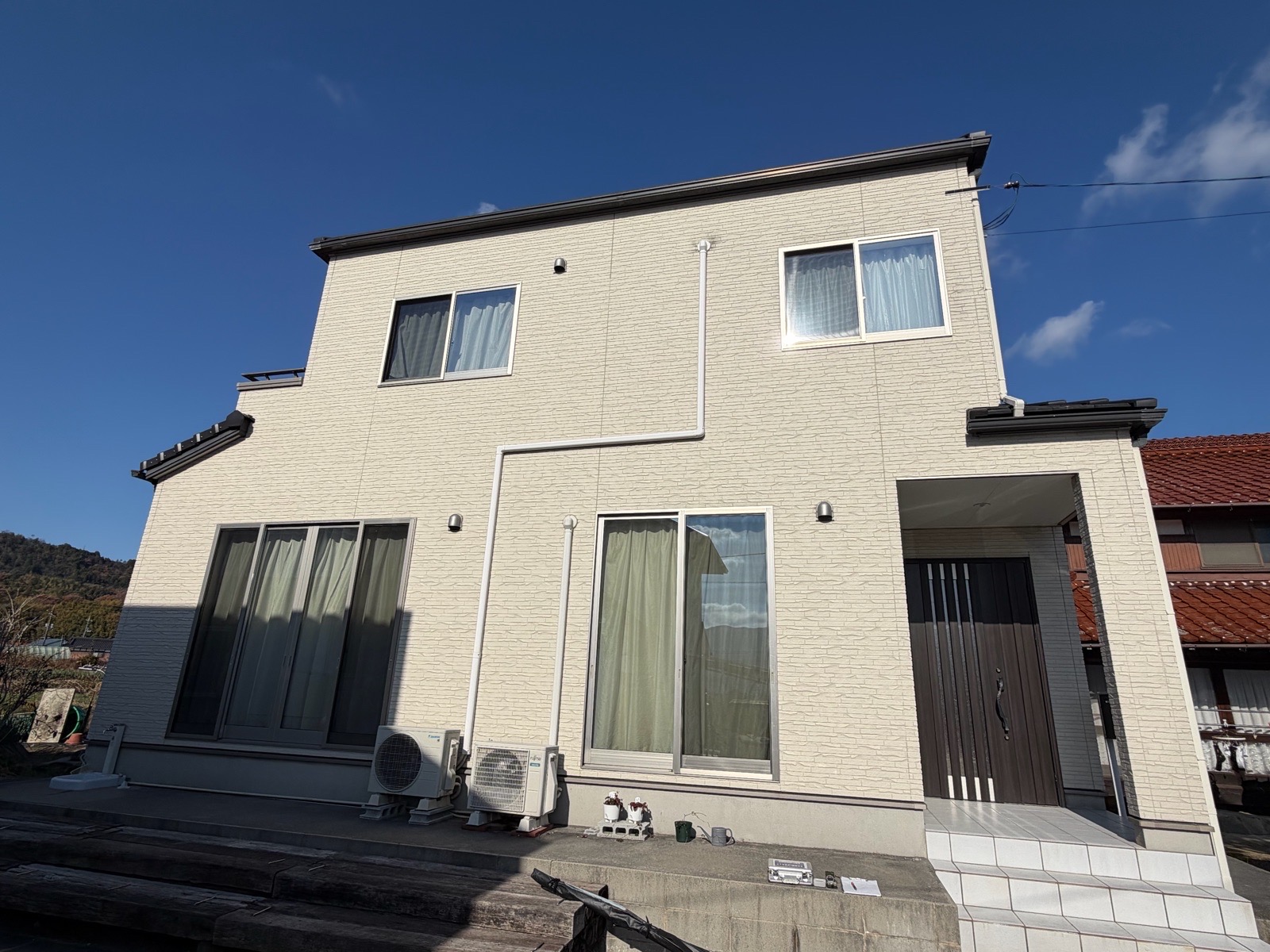 築8年タマホーム住宅｜エスケープレミアムシリコンBIOで外壁塗装｜ご実家と同時施工で美観と防藻性能を強化（東広島市）