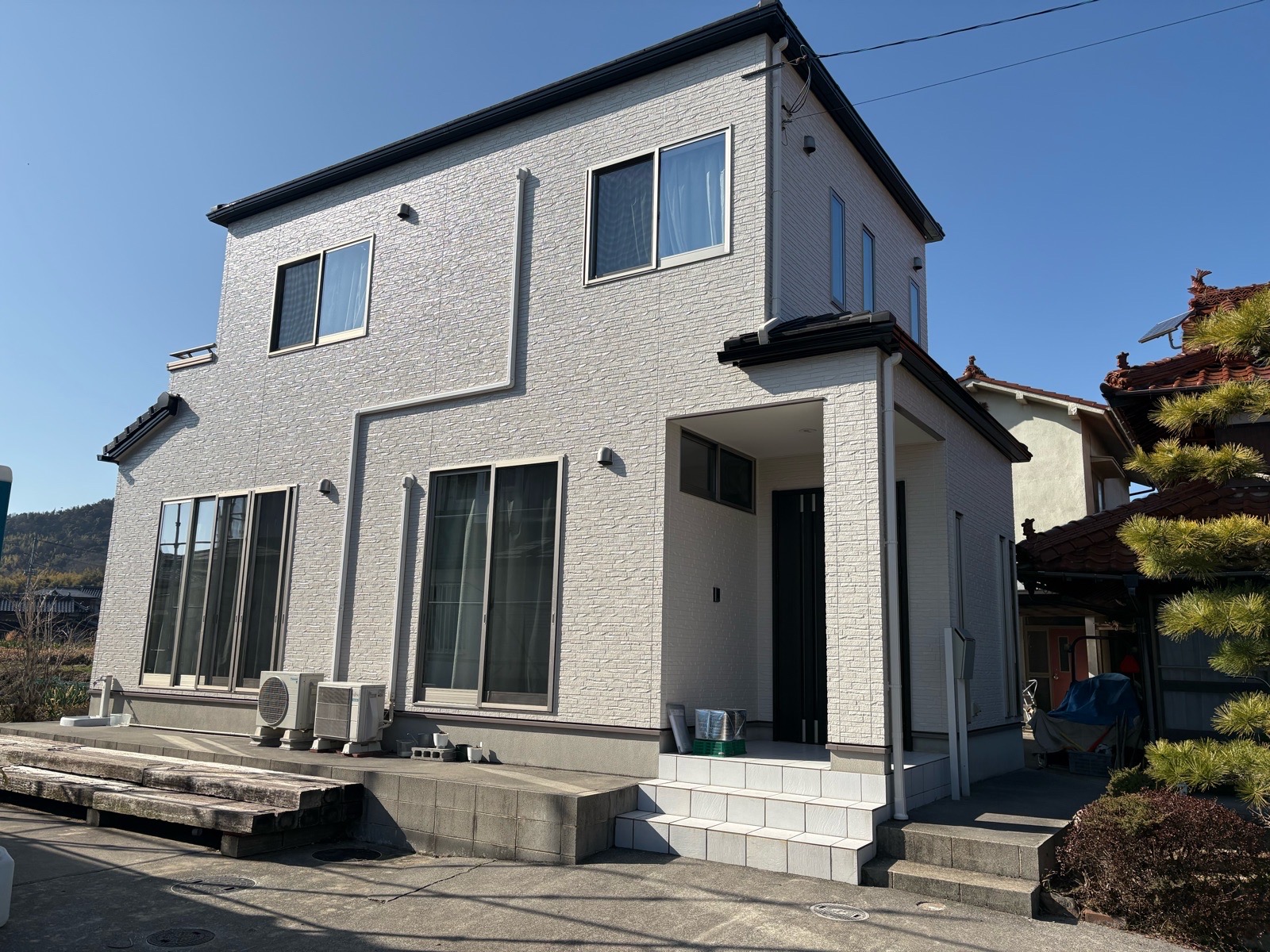 築8年タマホーム住宅｜エスケープレミアムシリコンBIOで外壁塗装｜ご実家と同時施工で美観と防藻性能を強化（東広島市）