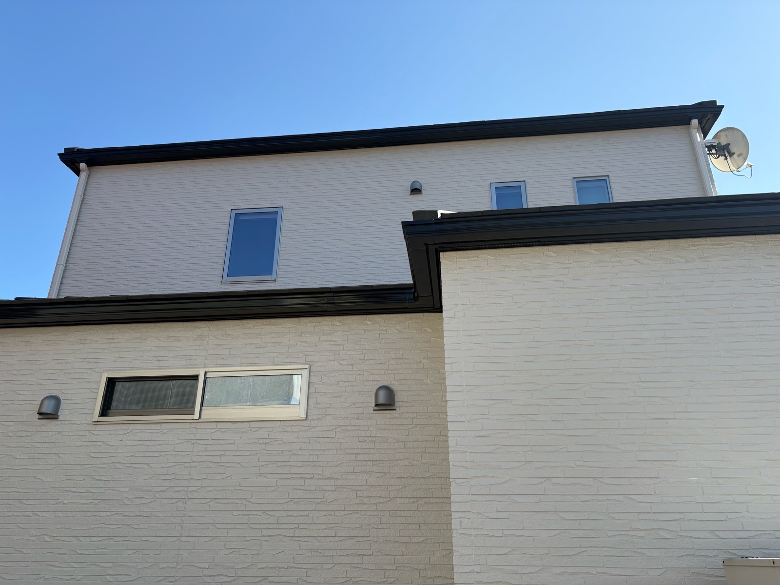 築8年タマホーム住宅｜エスケープレミアムシリコンBIOで外壁塗装｜ご実家と同時施工で美観と防藻性能を強化（東広島市）