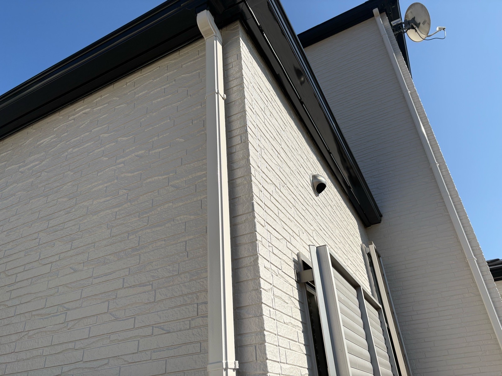 築8年タマホーム住宅｜エスケープレミアムシリコンBIOで外壁塗装｜ご実家と同時施工で美観と防藻性能を強化（東広島市）