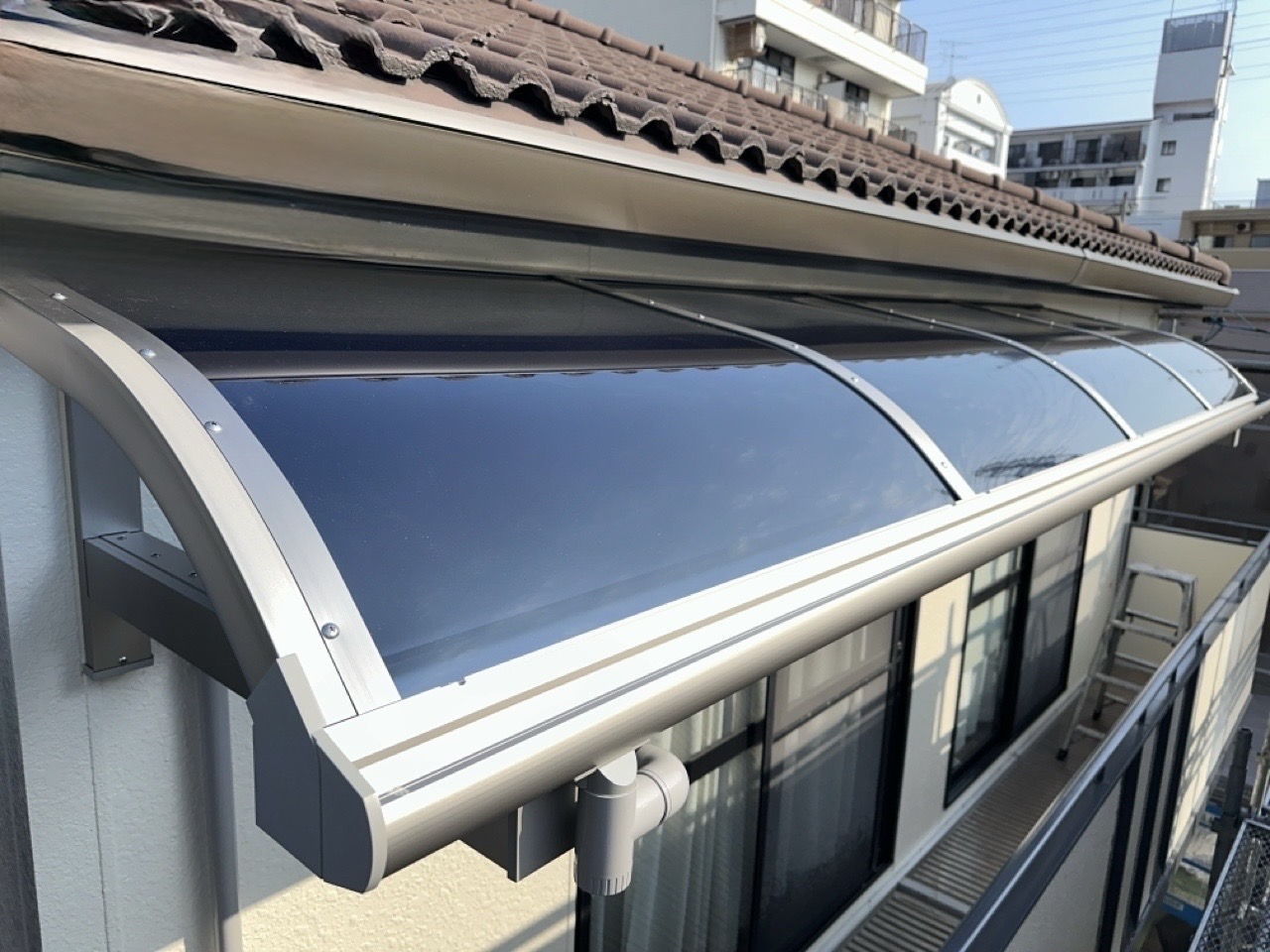 【広島市】ベランダテラス屋根設置工事｜YKKAPソラリア（外壁塗装後の追加工事）