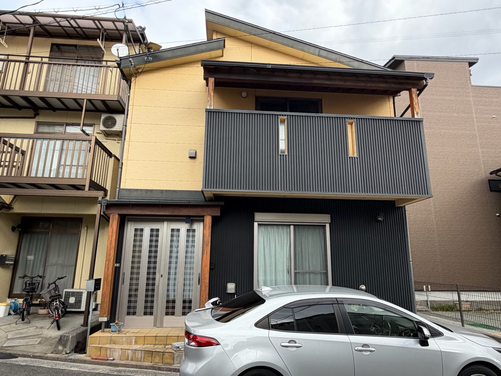 外壁塗装・屋根塗装・ベランダ防水工事｜ツートンカラーで高級感ある外観へ刷新