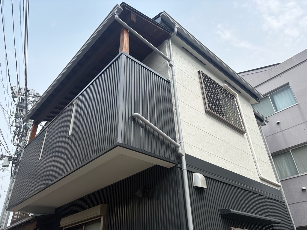 外壁塗装・屋根塗装・ベランダ防水工事｜ツートンカラーで高級感ある外観へ刷新