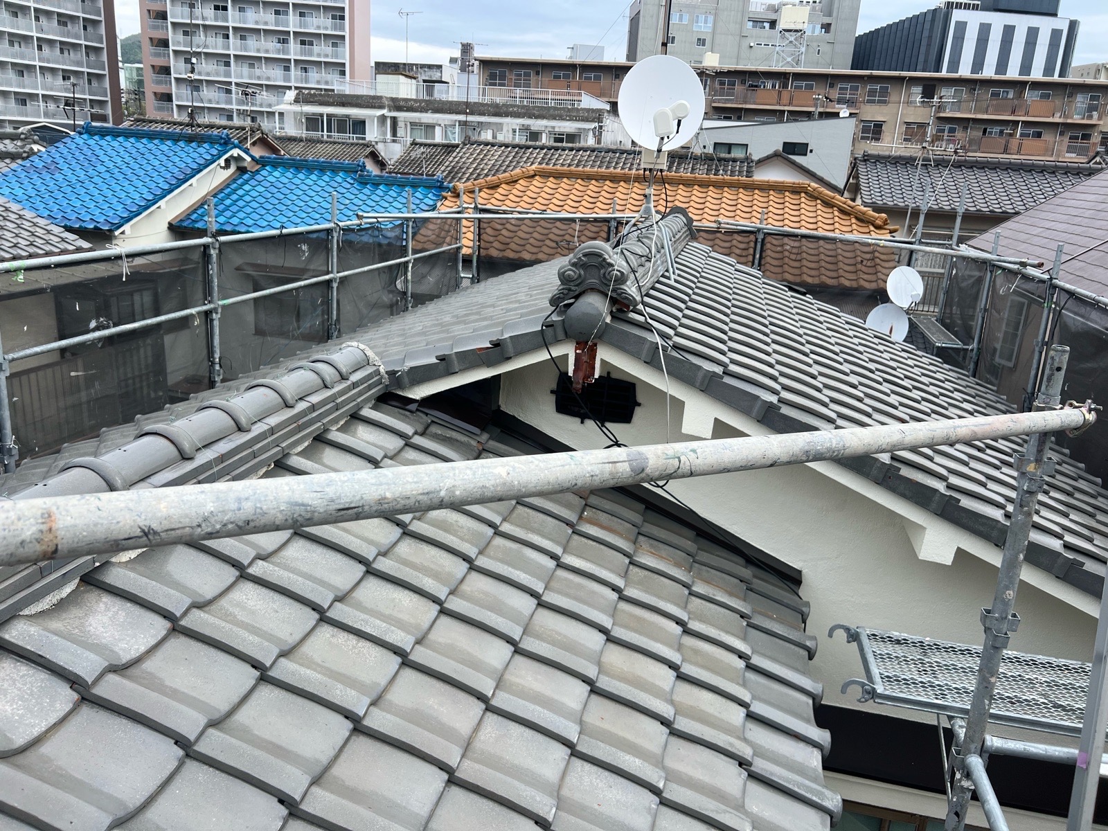 【広島市西区 屋根リフォーム施工事例】 瓦屋根から高耐久屋根材「セネター」へ葺き替え工事｜リピートのお客様よりご依頼