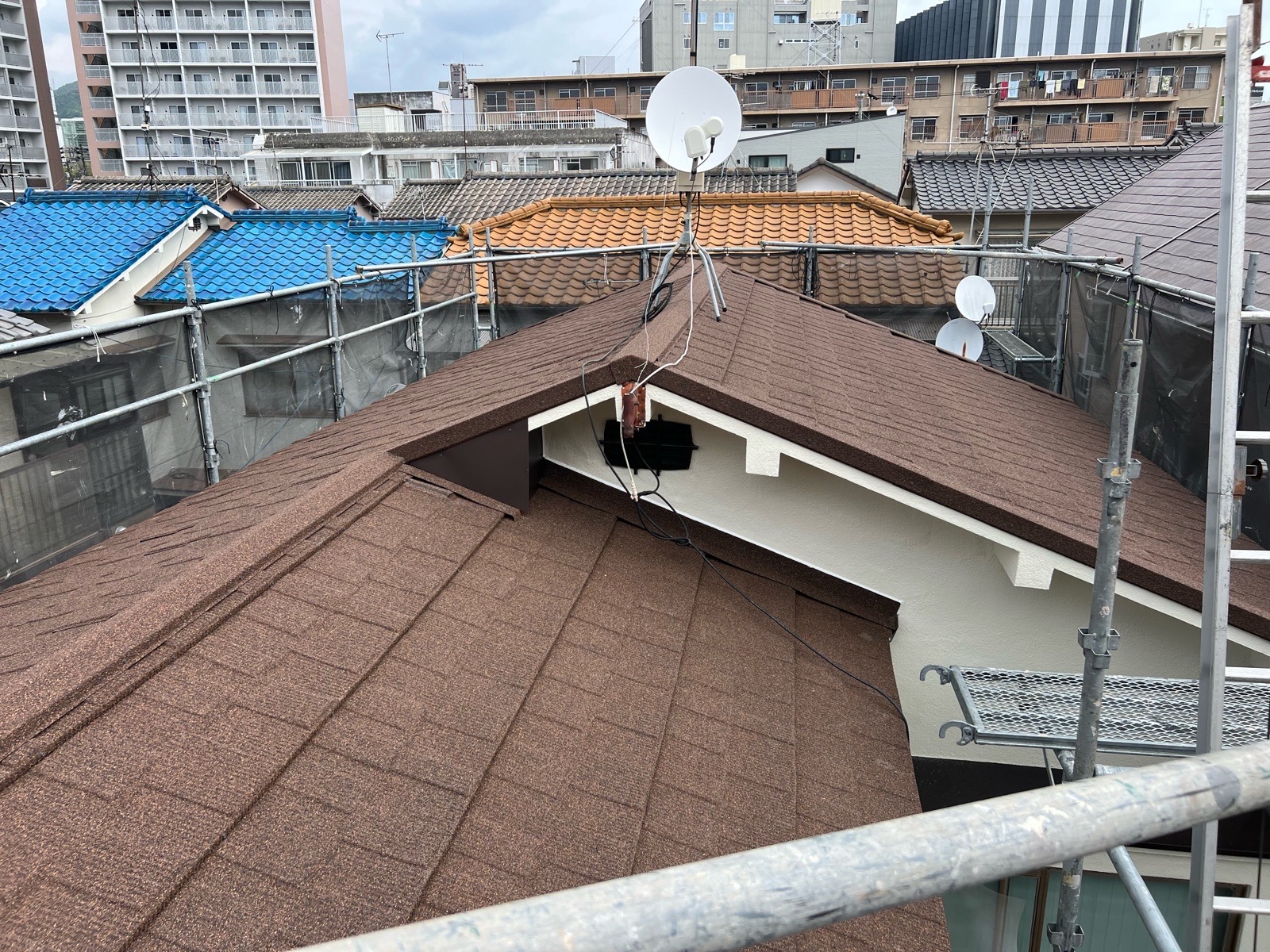 【広島市西区 屋根リフォーム施工事例】 瓦屋根から高耐久屋根材「セネター」へ葺き替え工事｜リピートのお客様よりご依頼