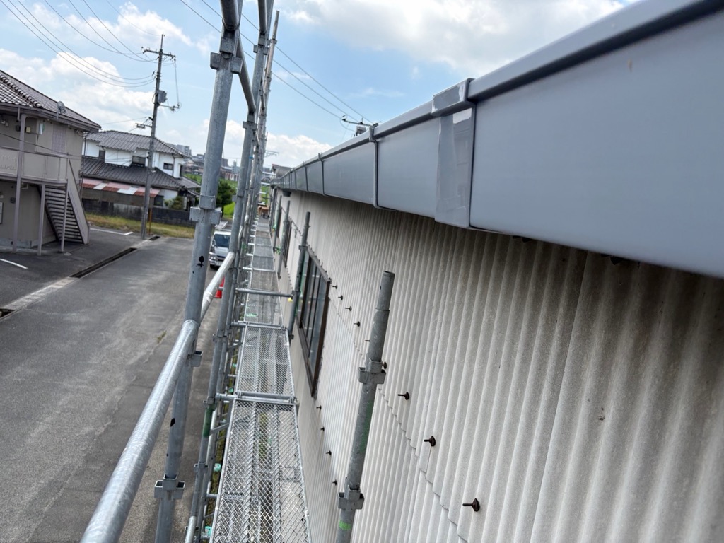 工場の大型雨樋架け替え工事｜老朽化した雨樋を大型雨樋へ交換
